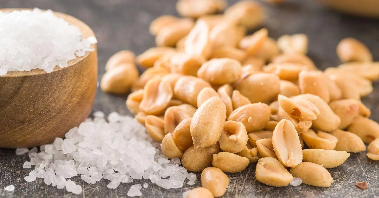 Salted and roasted peanuts