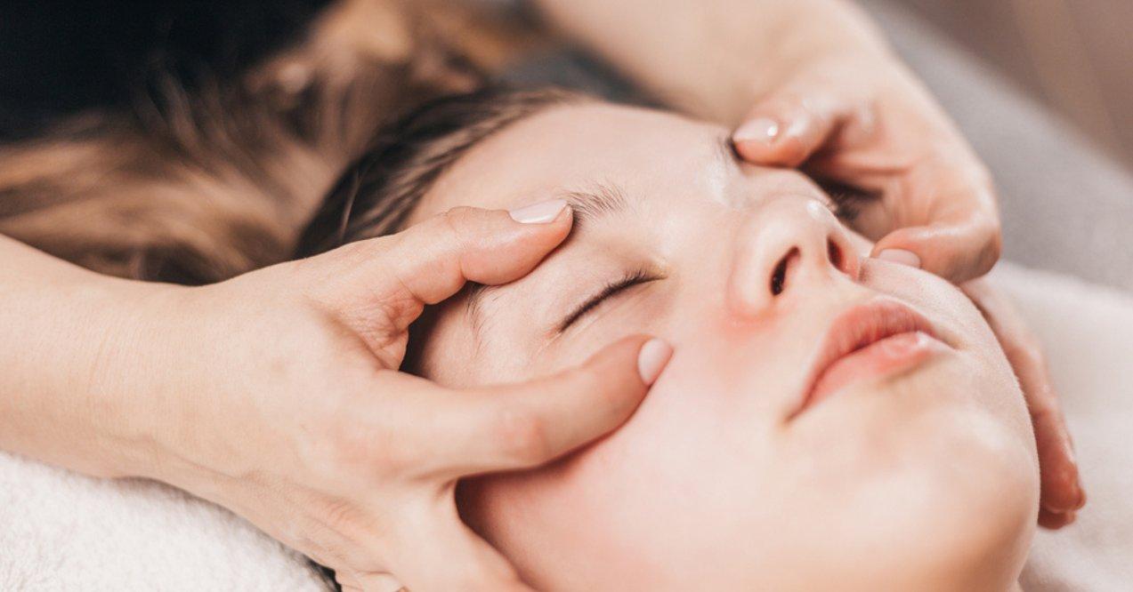 Japanese eye rejuvenation technique called shiatsu massage