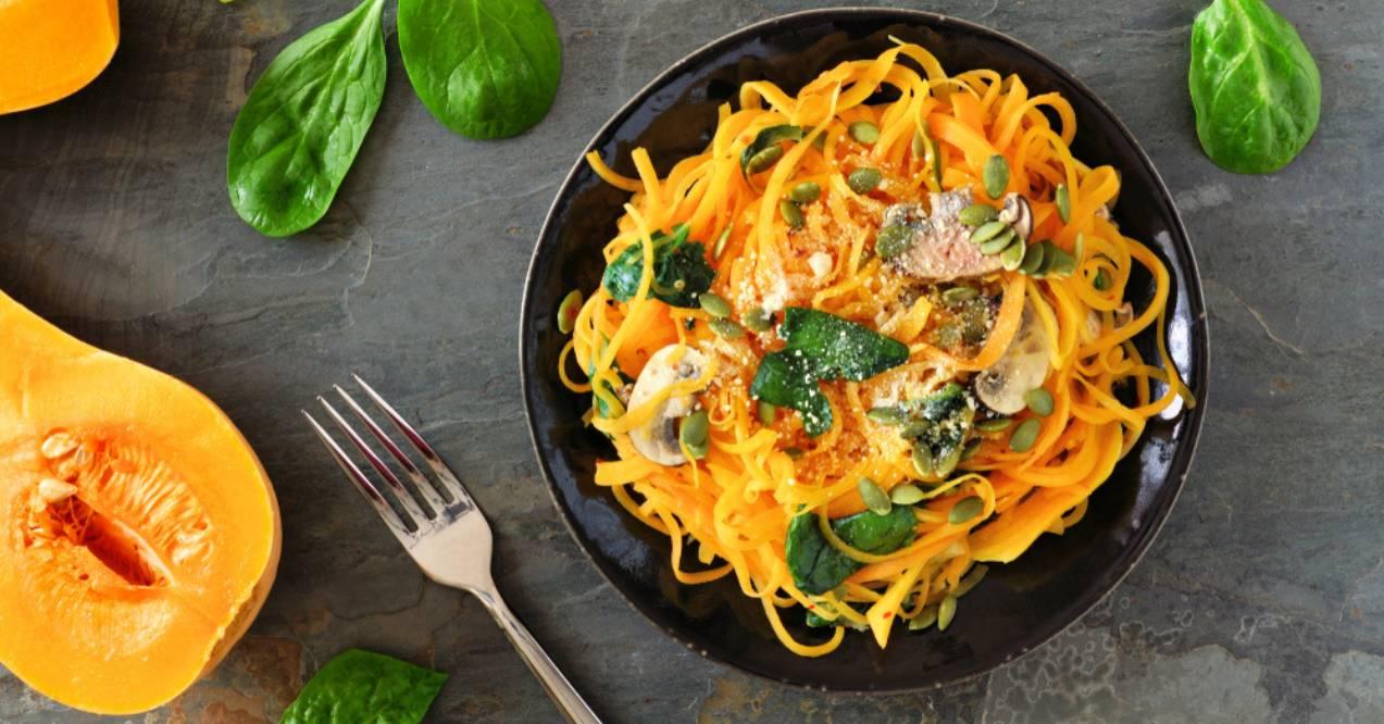 Butternut squash noodles with spinach, garlic and pumpkin seeds