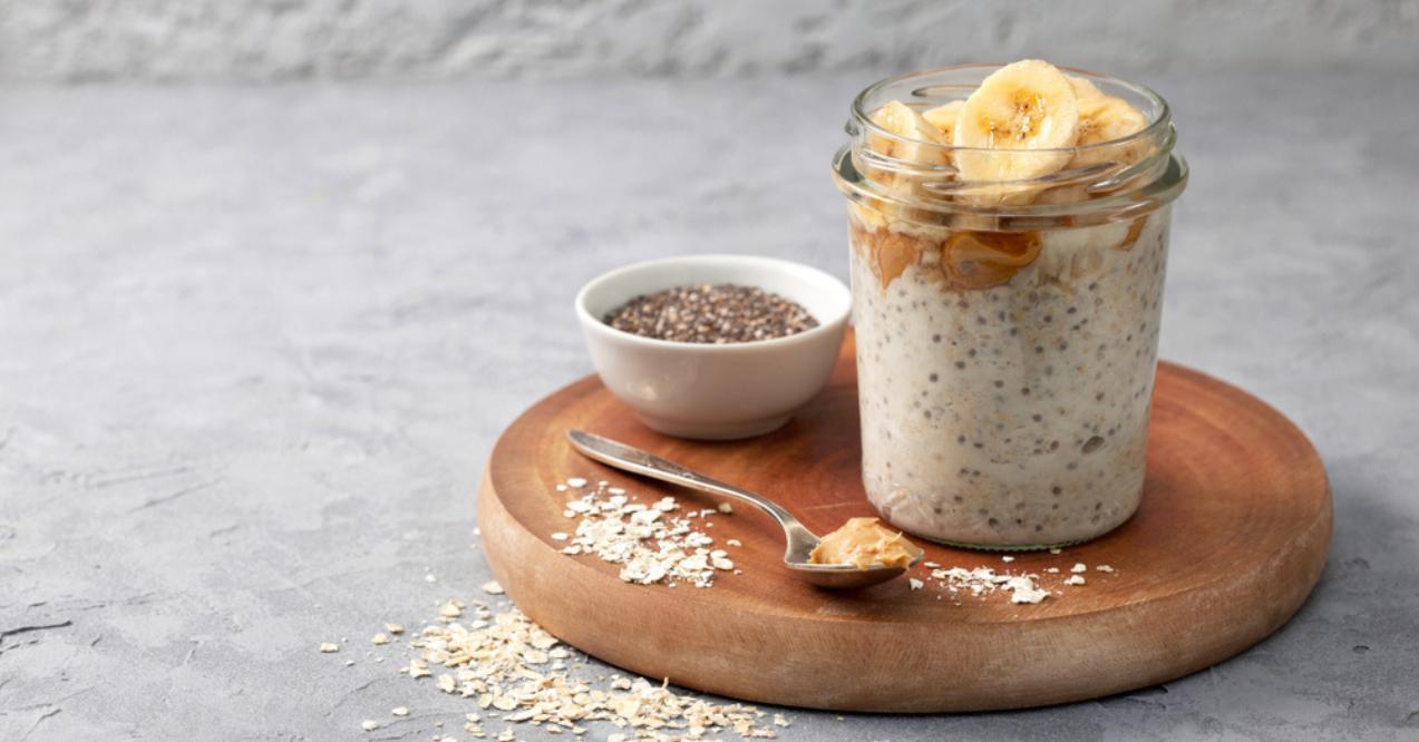 Overnight oatmeal with chia seeds and topings