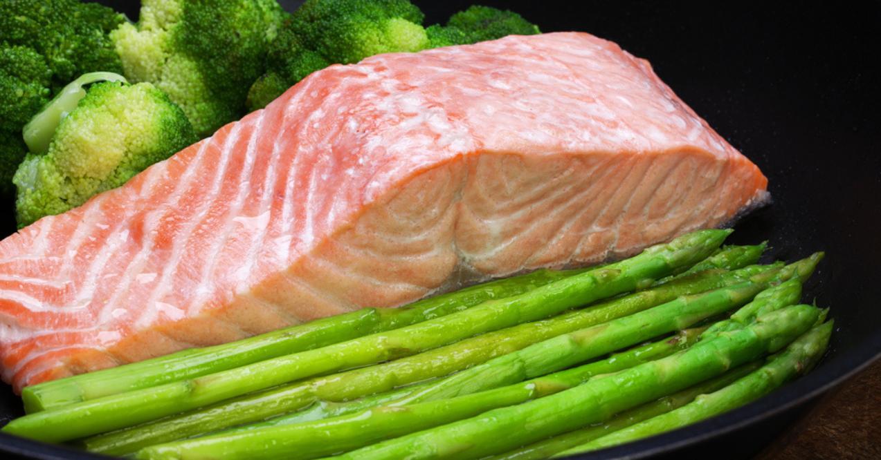 Salmon steamed with broccoli and asparagus