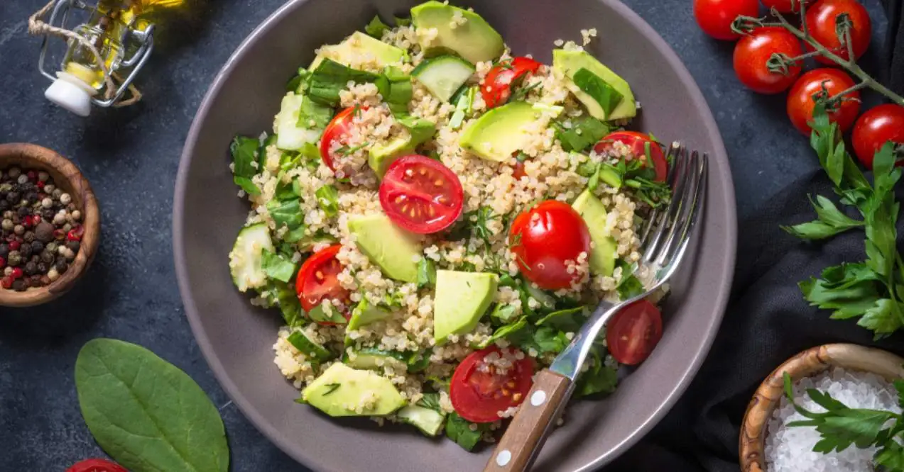 Quinoa salad with spinach, avocado and tomatoes