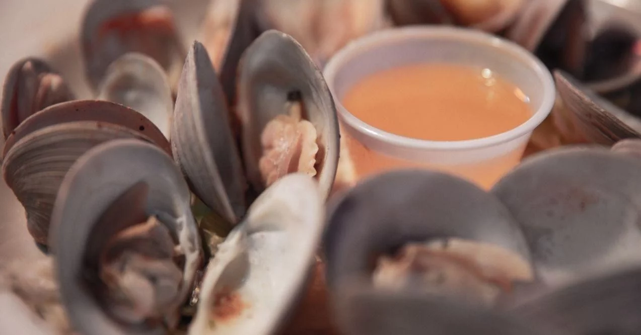 Served steamed clams with butter