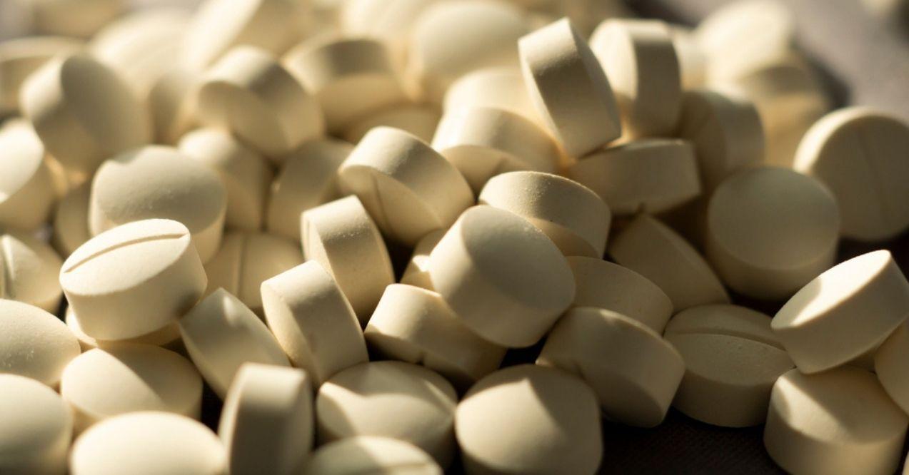 White selenium supplement tablets
